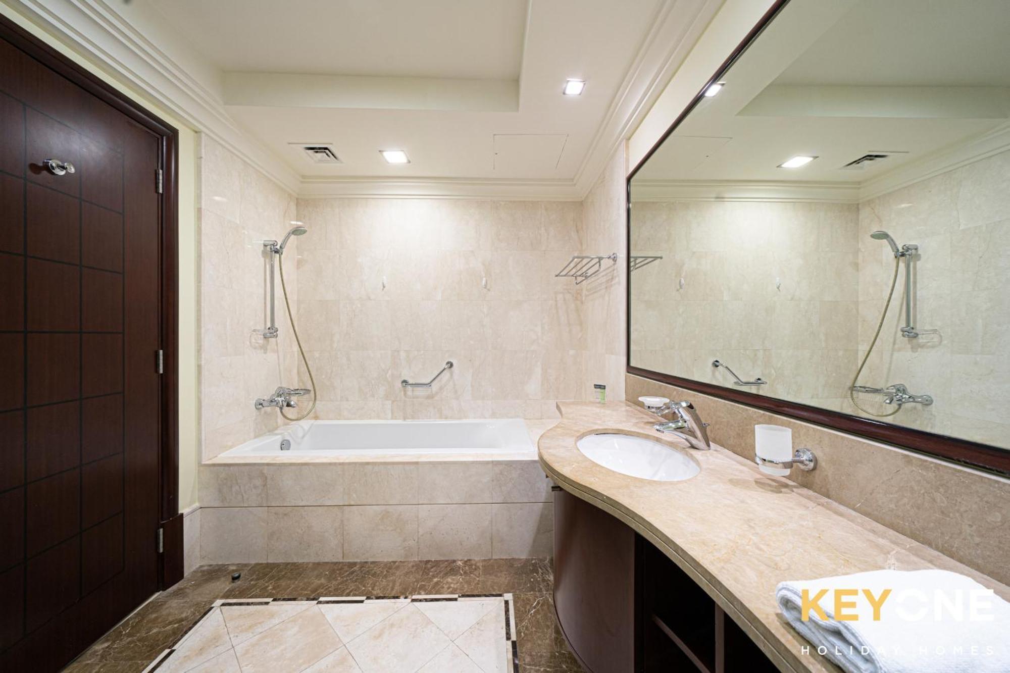 Apartment Grandeur Living 2br Maid With Access *
