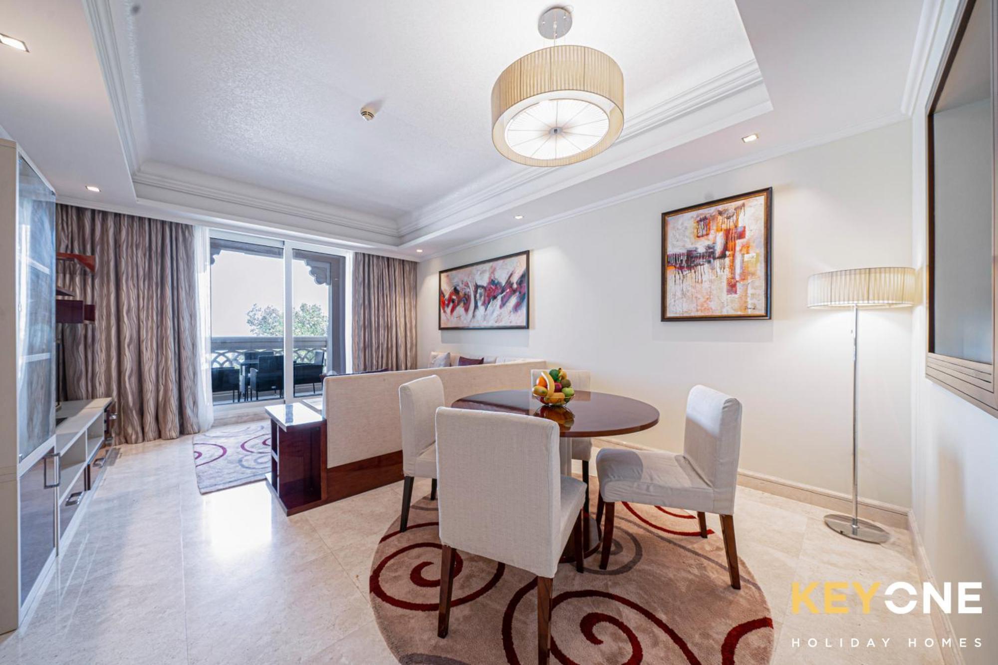 Grandeur Living 2br Maid With Access