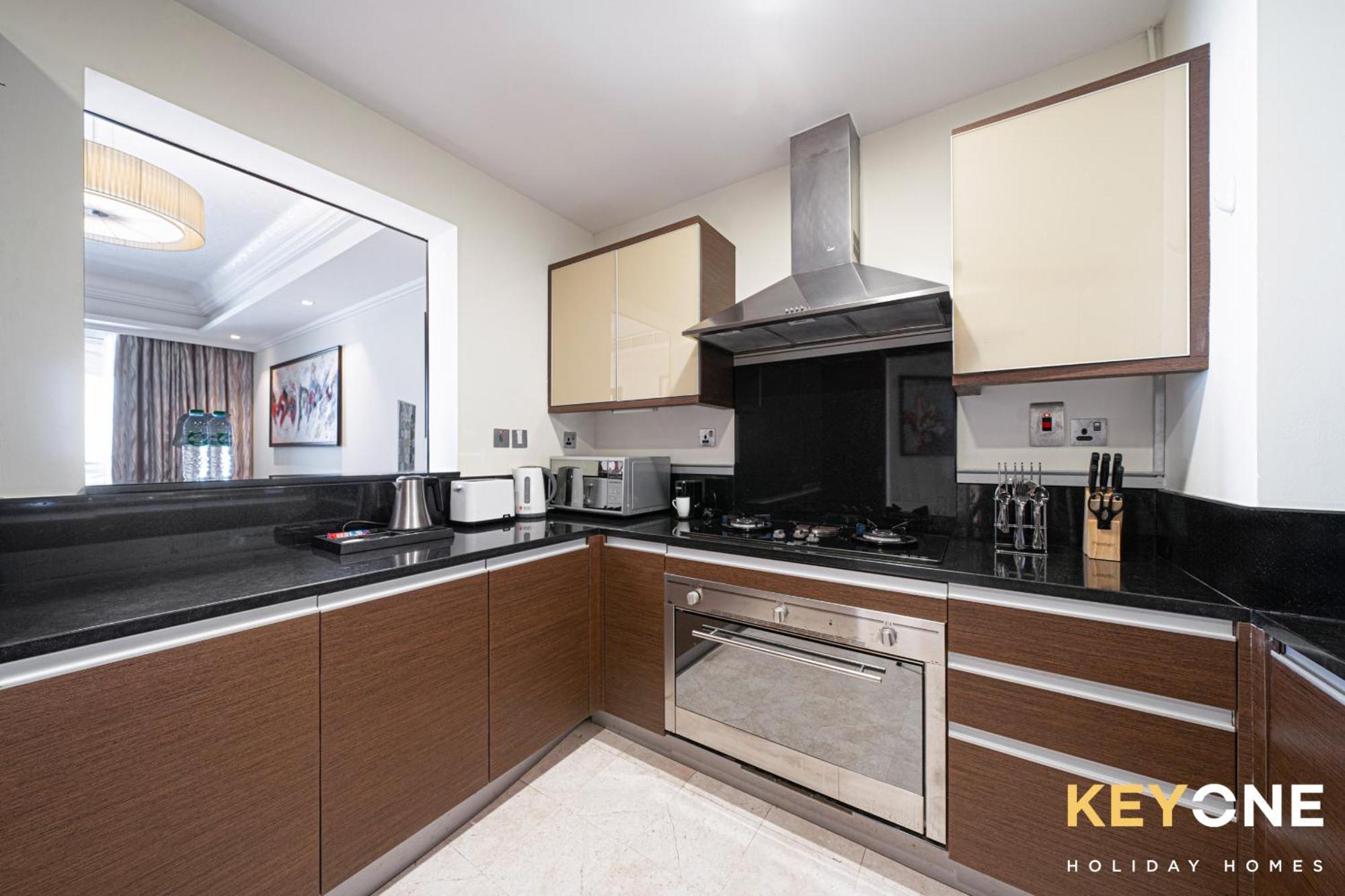 Apartment Grandeur Living 2br Maid With Access *